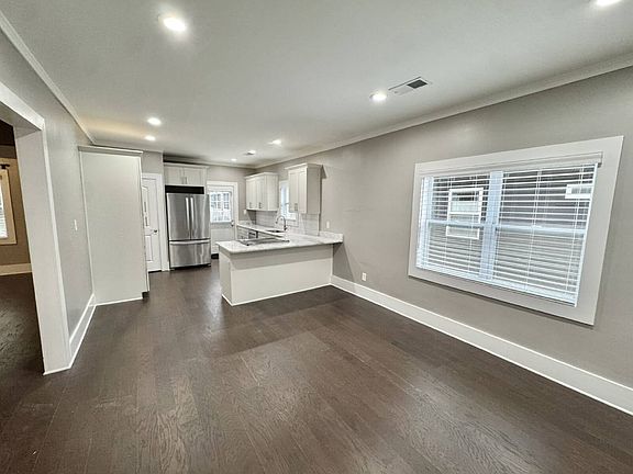 3rd image of 1046 Tanglewood St