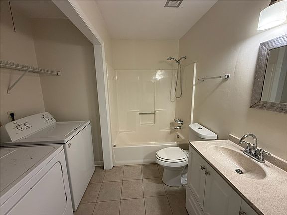 2nd image of 1022 Dekalb St