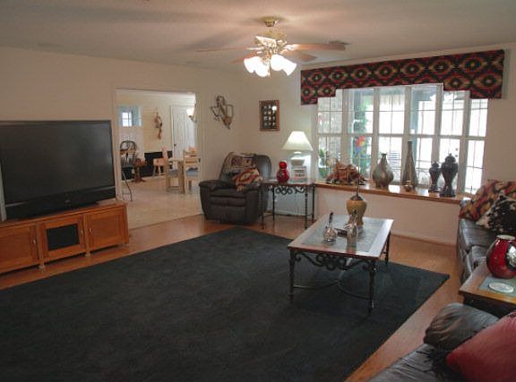 4th image of 721 Lakeshore Dr