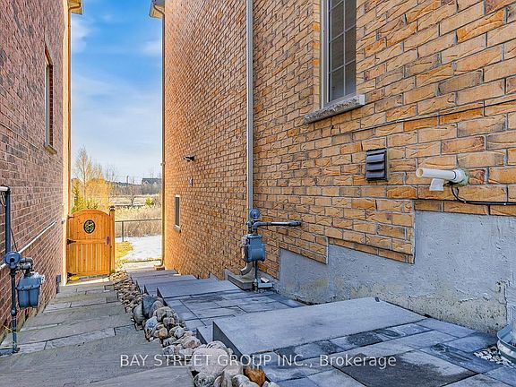 3rd image of 49 Hopewell St #Basement