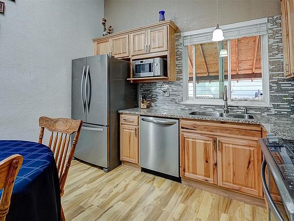Kitchen & Dining