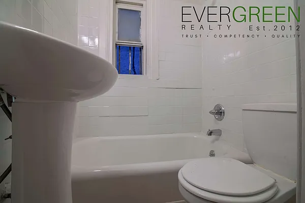 Rented by Evergreen Apartments BK | media 6