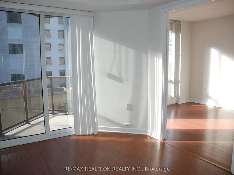 85 Bloor St E #913 — Photo 11