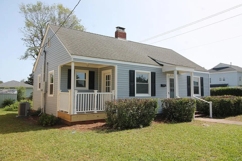 2 bed, 1.0 bath, 900 sqft, $1,650 — Photo 1
