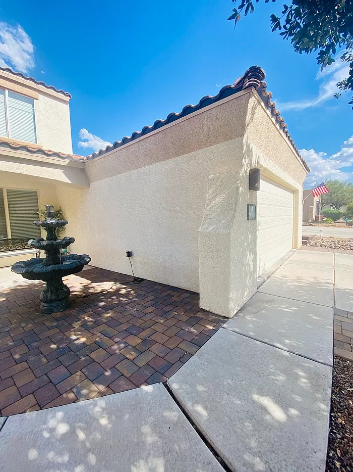 3 bed, 2.0 bath, 2085 sqft, $2,000 — Photo 2