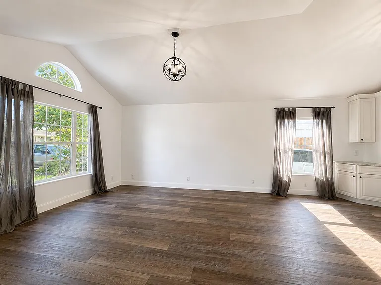 2393 Crawford Ct — Photo 5