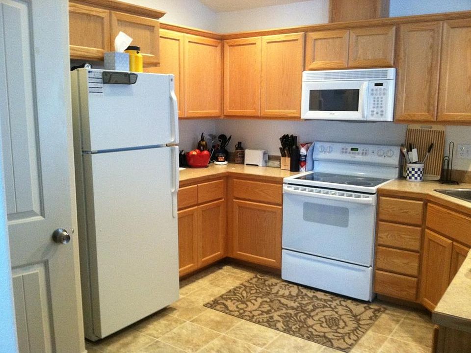 2nd image of 121 SW Quaker Dr