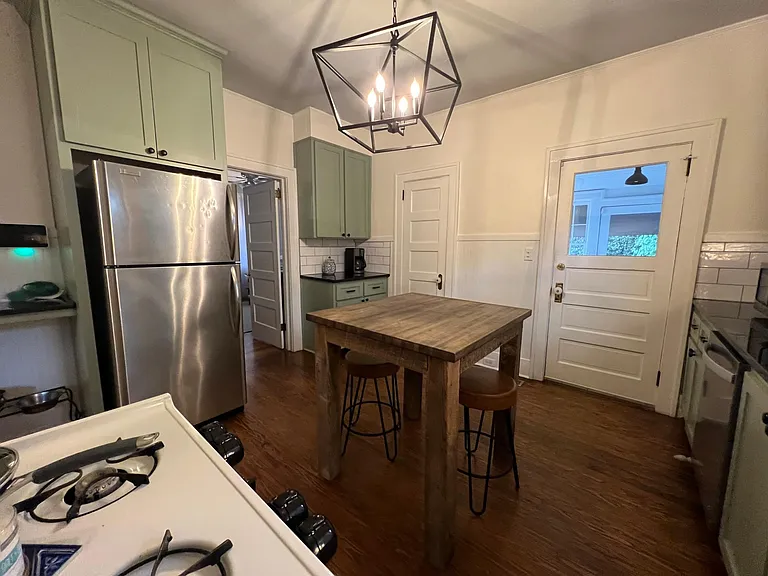 960 Russell St — Photo 3