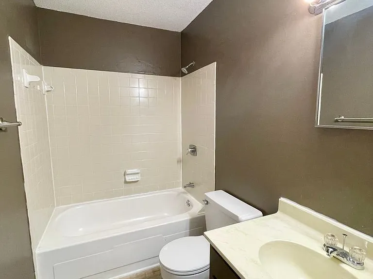 1704 Devonwood Dr — Photo 18