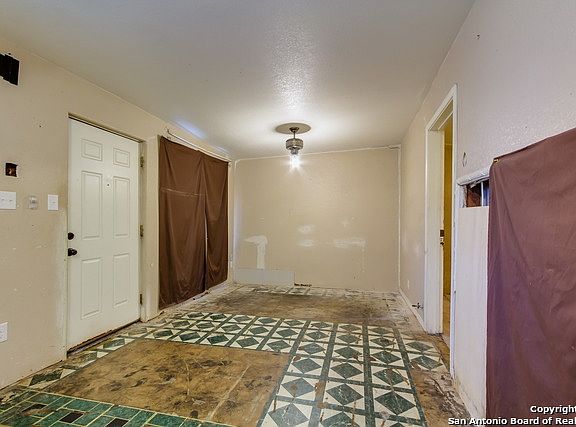 4th image of 1215 Fenfield Ave