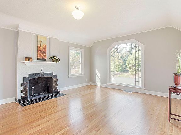 5th image of 615 W 38th St