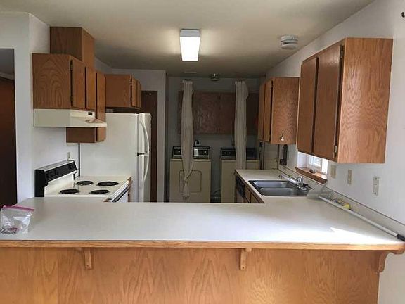 3rd image of 118 Parkhill St APT A