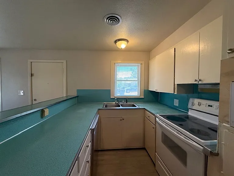 2850 S 5th St — Photo 5