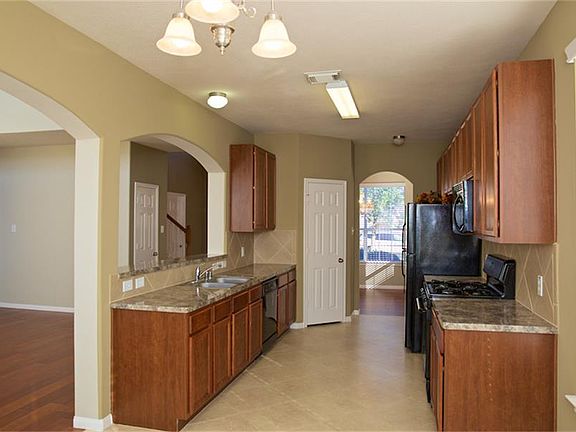5th image of 923 La Hacienda Dr