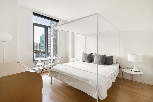 Rented by SR8 REALTY LLC | media 25