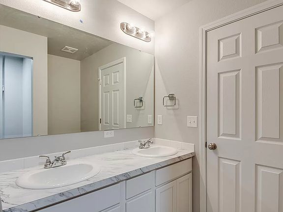 5th image of 1020 SW Sparrow Pl