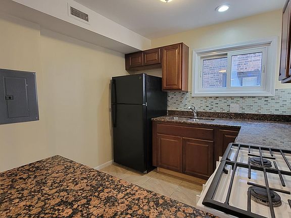 4th image of 848 W Lill Ave #2R