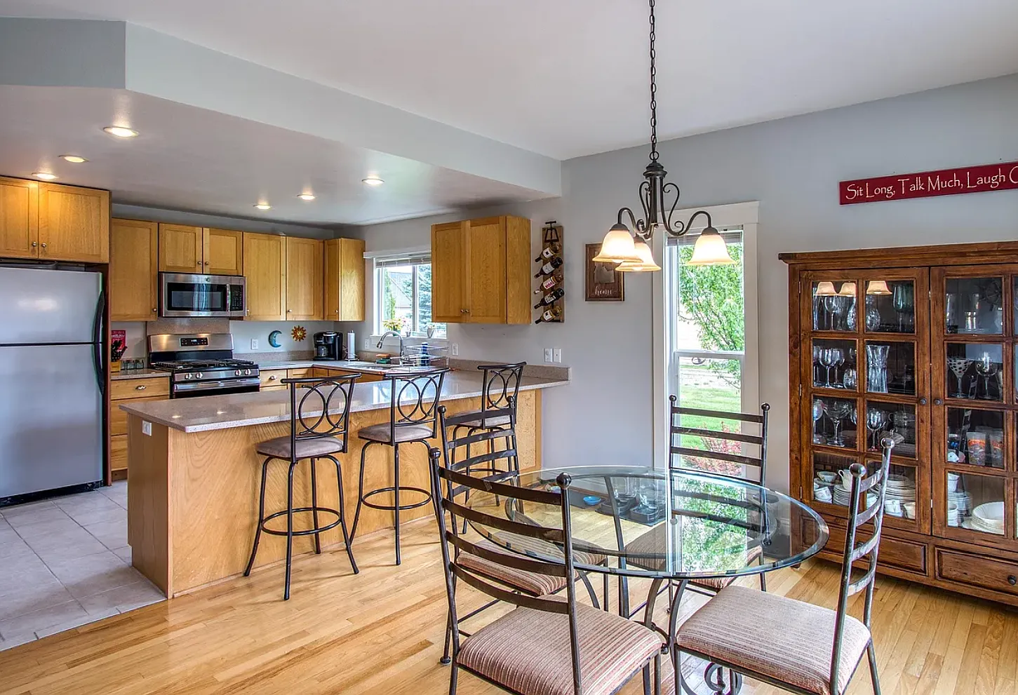 4 bed, 2.5 bath, 1952 sqft, $2,995 — Photo 2
