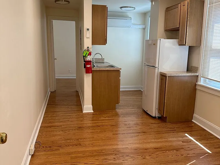 136 E Bushkill St — Photo 2