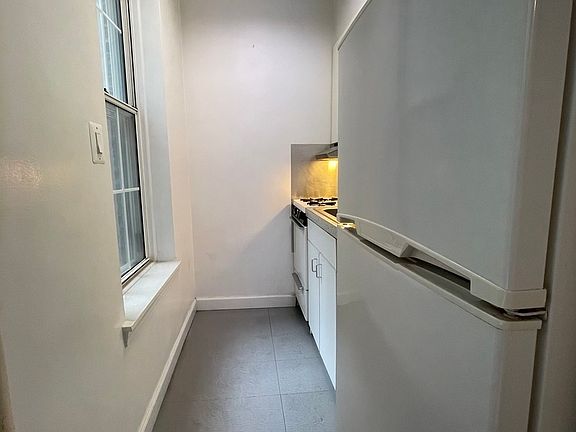 4th image of 320 E 50th St APT 3C