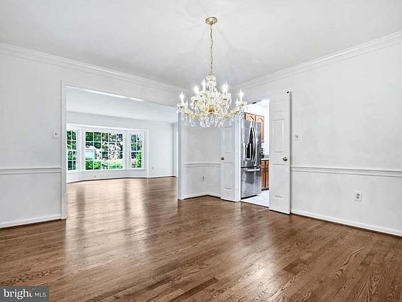 4th image of 7821 Windy Point Ct