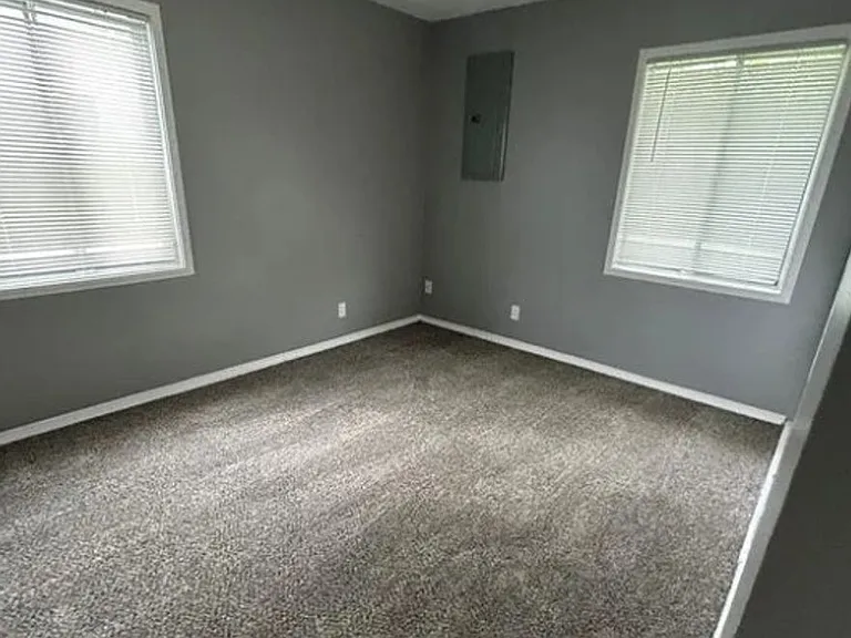 802 Saint Thomas Ln — Photo 3