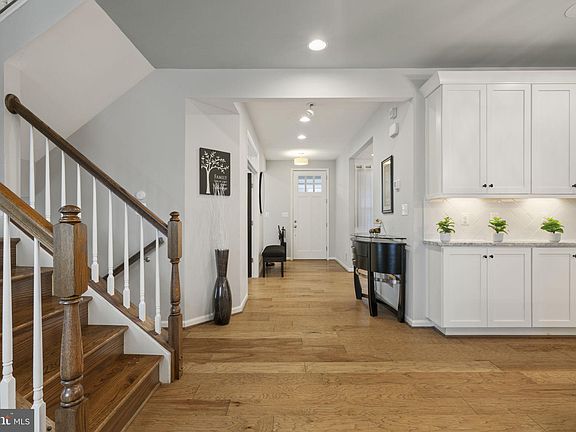 3rd image of 509 Sourwood Ct