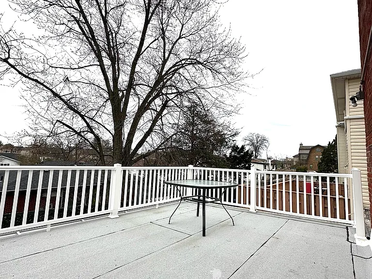 Ionia Ave — Photo 8