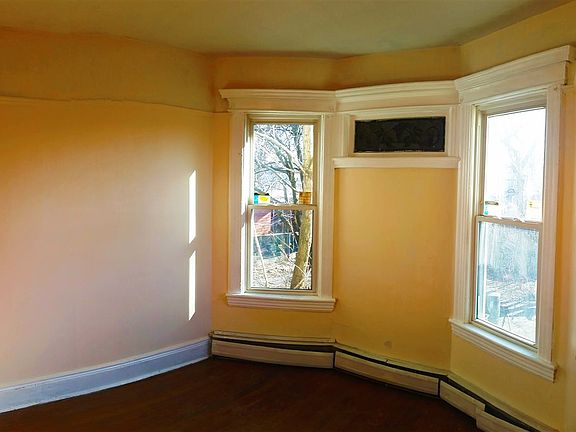 5th image of 305 Union St