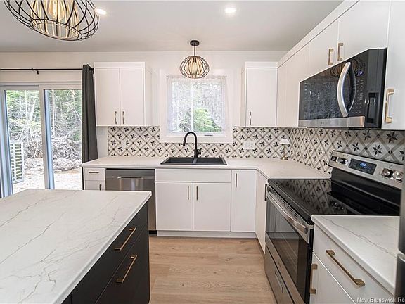 5th image of 8 Bonnieway Dr