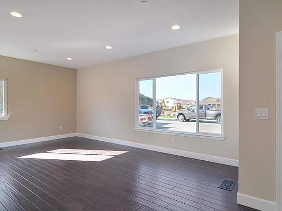 3rd image of 130 Campoli Dr