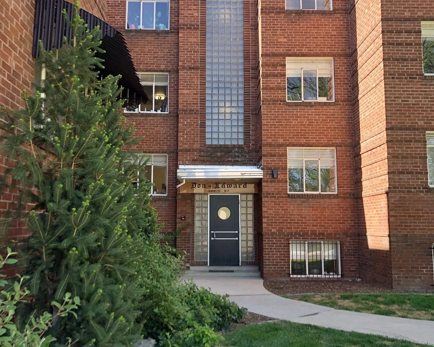 Don Edward Apartments — Photo 1