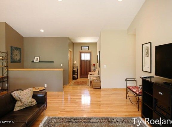 5th image of 2481 Leffingwell Ave NE