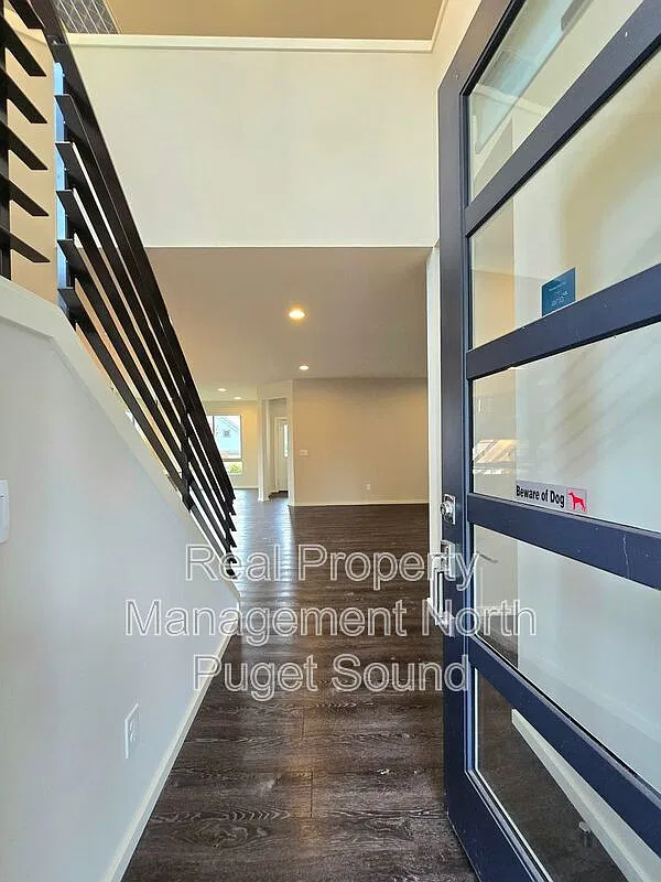 5 bed, 3.0 bath, 2800 sqft, $3,995 — Photo 3