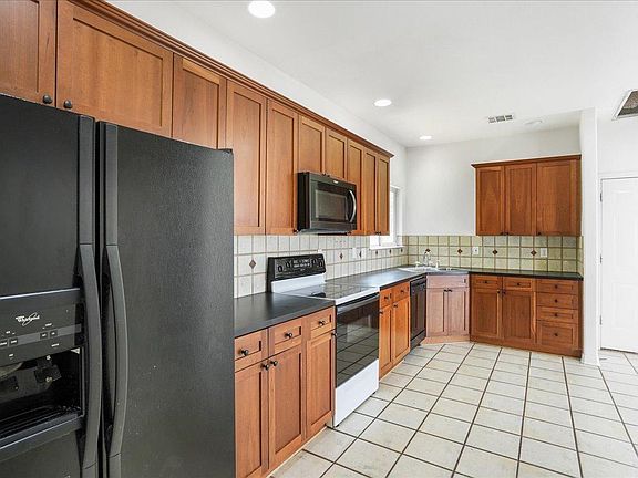 5th image of 403 Rogart Dr