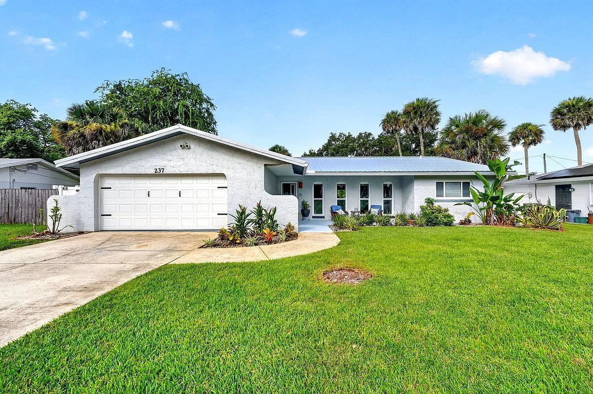 3 bed, 2.0 bath, 1599 sqft, $2,700 — Photo 1