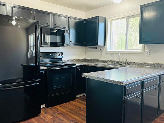 5th image of 322 Kinnikinnick Dr