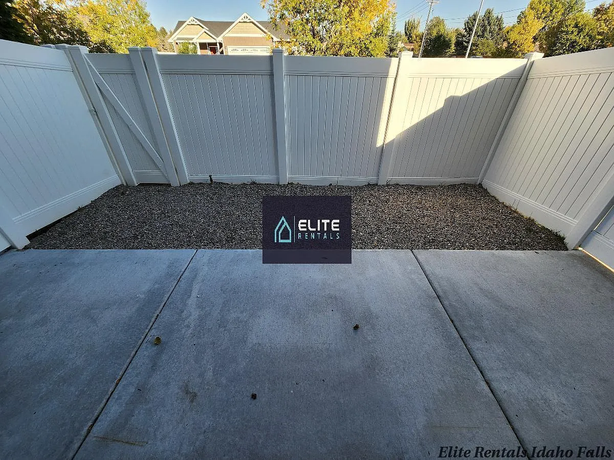 3 bed, 2.0 bath, 1451 sqft, $1,550 — Photo 3