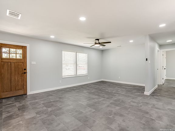 4th image of 1810 BRONTE ST