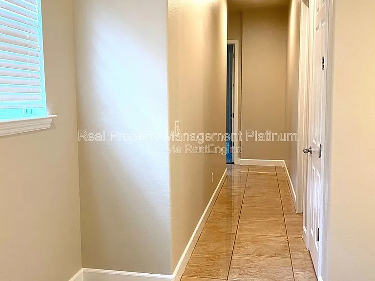 5801 W Chennault Ave — Photo 19