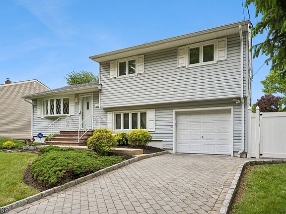 2nd image of 135 Roosevelt Ave