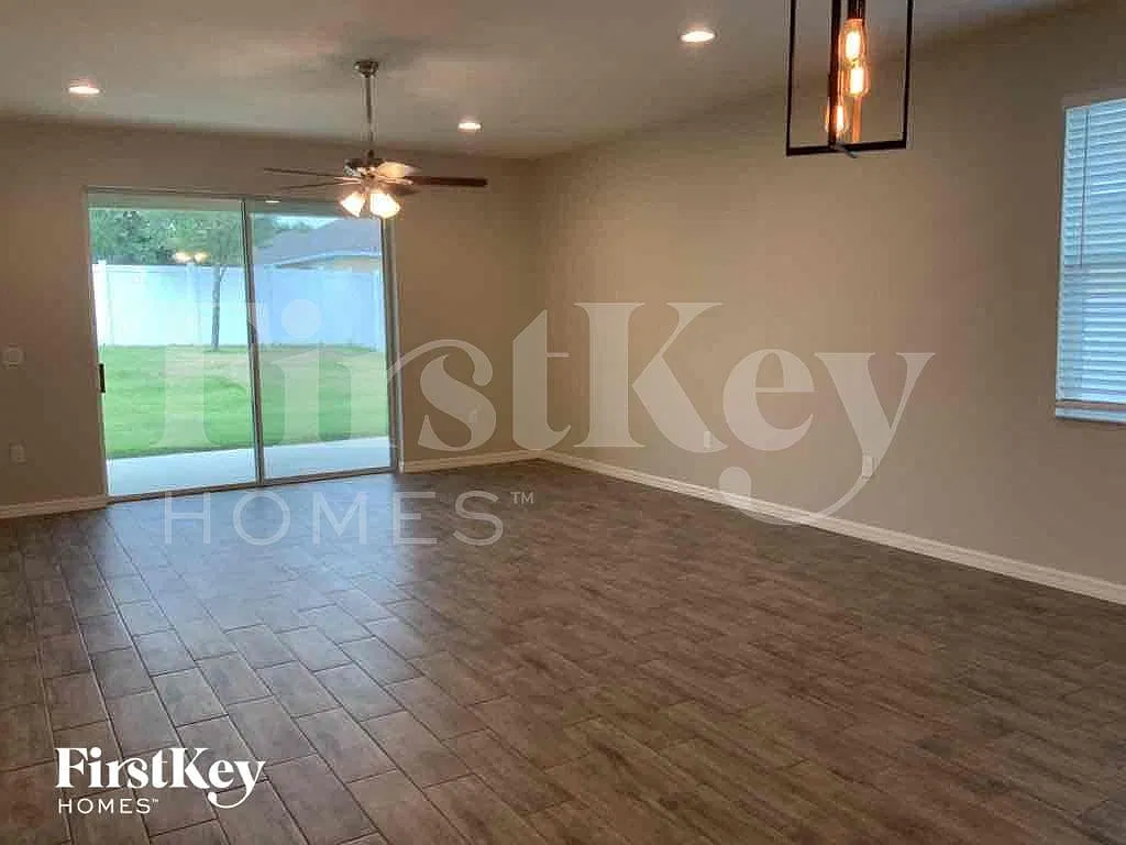 3 bed, 2.0 bath, 1976 sqft, $2,915 — Photo 3