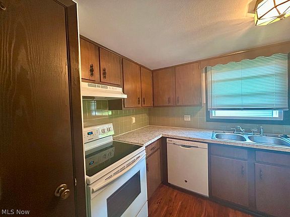 5th image of 126 Hemlock Dr