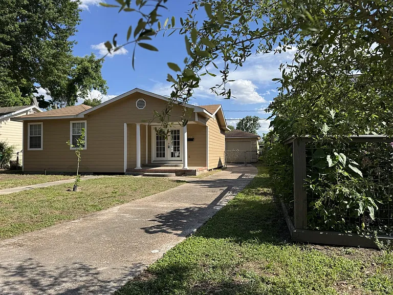 216 Gale St — Photo 3