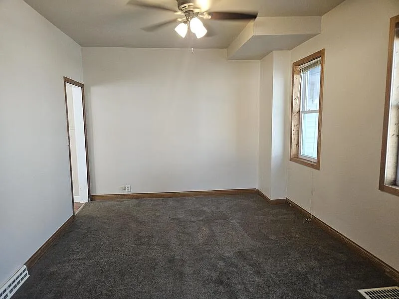 3 bed, 1.0 bath, 1300 sqft, $1,299 — Photo 2