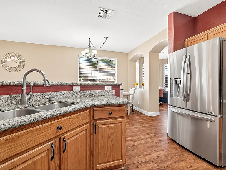 2433 W Ellis St — Photo 49