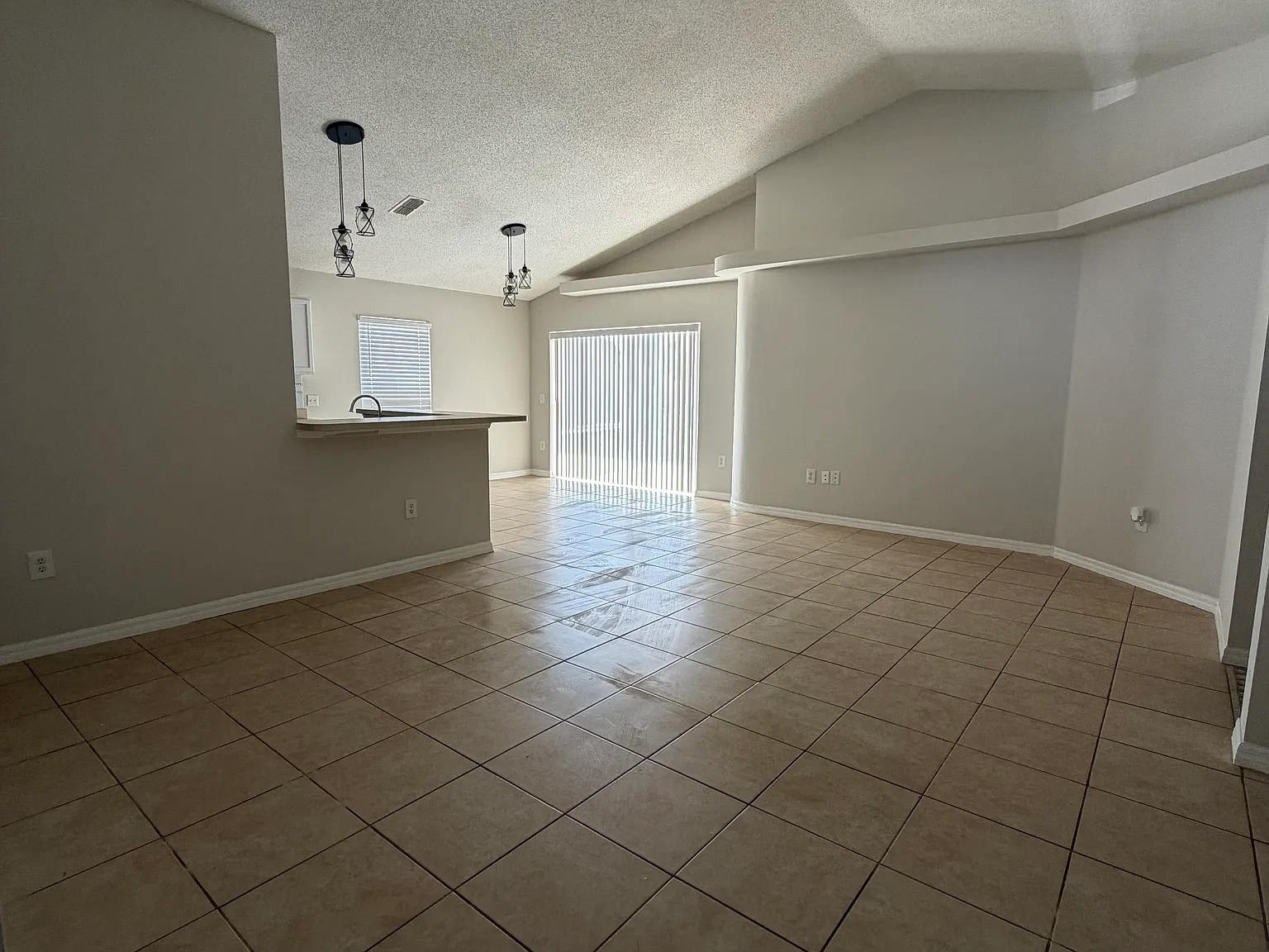 3 bed, 1393 sqft, $2,100 — Photo 2