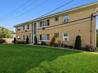 954 Shermer Rd APT 16, Glenview, IL 60025