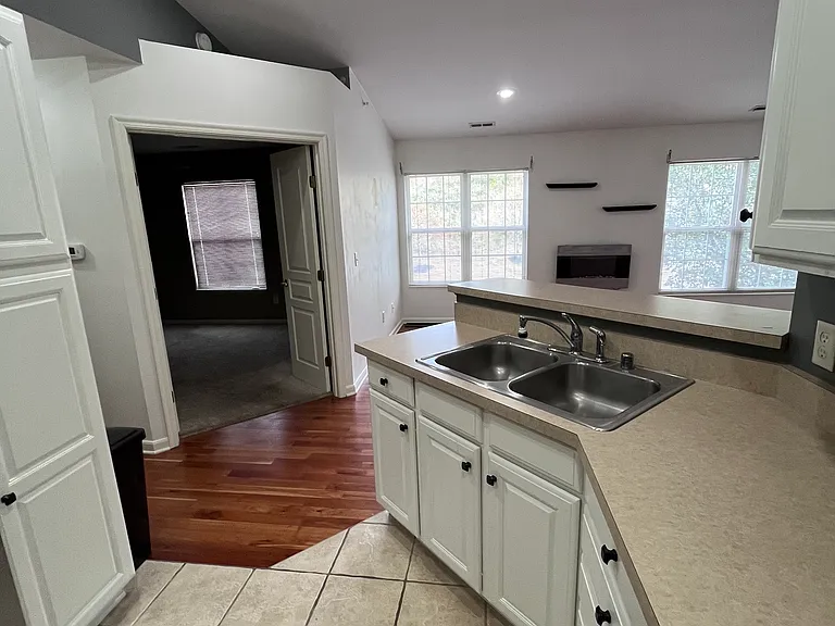 335 Skyview Ct — Photo 8
