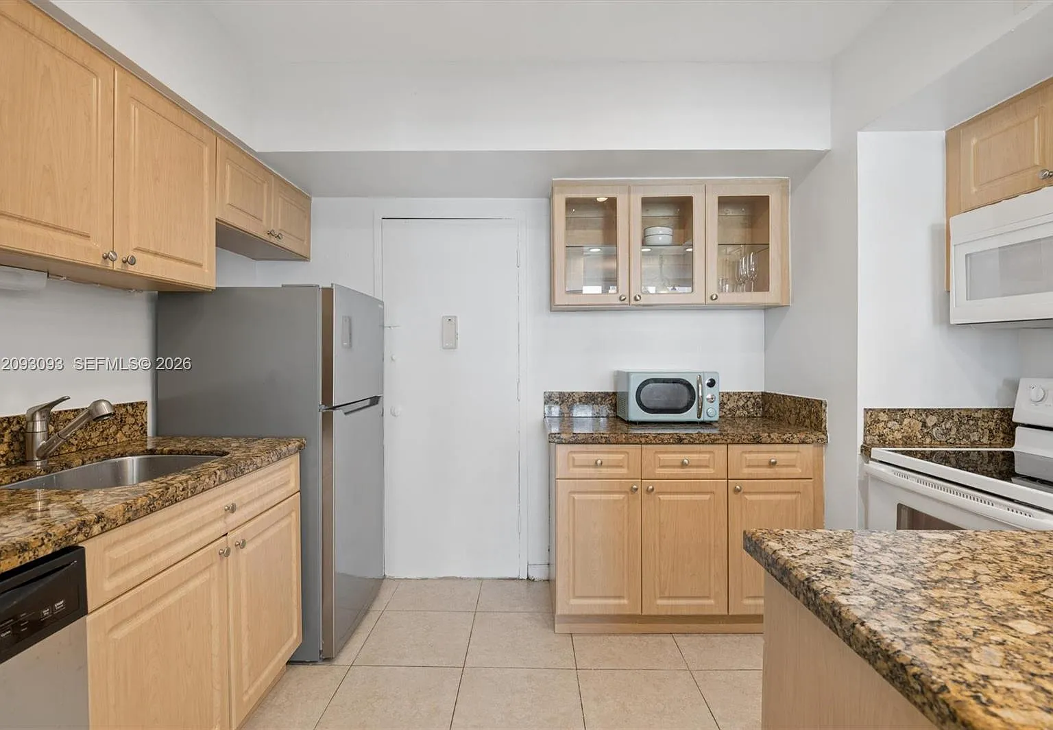 Alexander Towers Condo — Photo 2